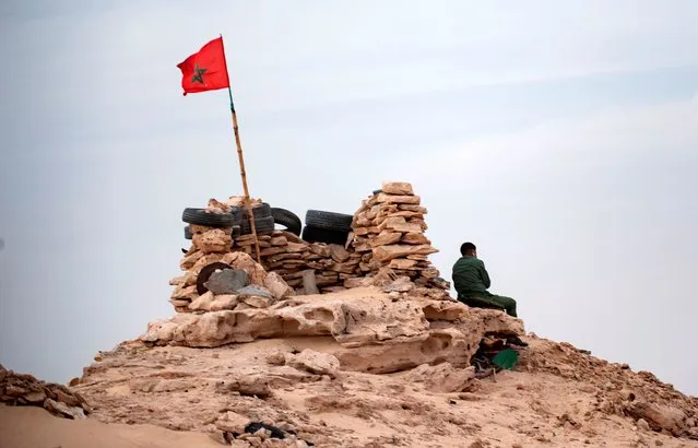 A Moroccan soldier is pictured on a hilltop on a road between Morocco and Mauritania in Guerguerat located in the Western Sahara, on November 23, 2020, after the intervention of the royal Moroccan armed forces in the area. Morocco in early November accused the Polisario Front of blocking the key highway for trade with the rest of Africa, and launched a military operation to reopen it. (Photo by Fadel Senna/AFP Photo)