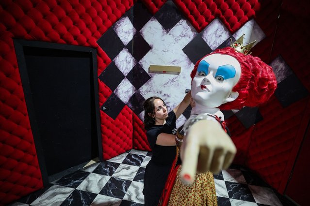 An employee builds up the figure of the Queen of Hearts from the movie Alice in Wonderland (2010) in the immersive exhibition “Tim Burton's Labyrinth” in Berlin on July 8, 2024. From July 19, 2024, the international exhibition ”Tim Burton's Labyrinth” can be experienced at the Radsetzerei in Berlin. (Photo by Ronny Hartmann/AFP Photo)