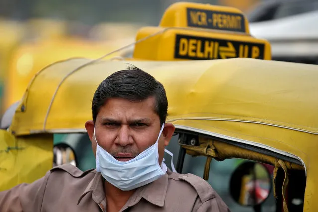 An auto rickshaw driver wears a mask to protect himself from the pollution in Delhi, India November 7, 2016. (Photo by Cathal McNaughton/Reuters)