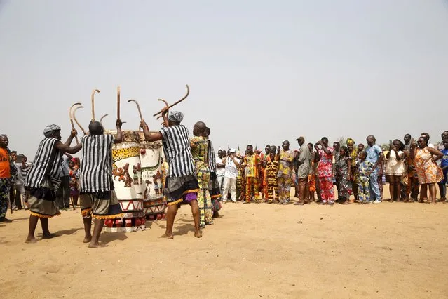 People watch as traditional drummers perform at the annual voodoo festival in Ouidah January 10, 2016. (Photo by Akintunde Akinleye/Reuters)