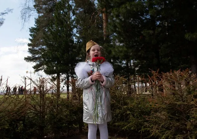 Irina Kalachyova, aged 6, sings a war time song near a World War Two memorial during the celebrations of Victory Day, which marks the 76th anniversary of the victory over Nazi Germany, in Tomsk, Russia on May 9, 2021. (Photo by Taisiya Vorontsova/Reuters)
