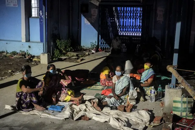 People wait for a Covid-19 coronavirus vaccine at the North Bengal Medical college and hospital on the outskirts of Siliguri on July 26, 2021. (Photo by Diptendu Dutta/AFP Photo)