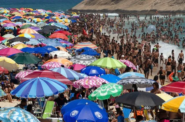 People cool off on the Recreio dos Bandeirantes beach during a heatwave in Rio de Janeiro, Brazil on November 15, 2023. The heat wave that has been overwhelming much of Brazil for several days continues with stifling temperatures in cities like Rio de Janeiro, where the thermal sensation reached a record of 58.5°C, authorities reported. (Photo by Tercio Teixeira/AFP Photo)