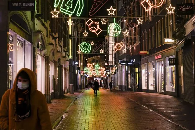 The capital's shopping streets are near-empty after 5 pm in Amsterdam, Netherlands, Monday, November 29, 2021, after a tougher COVID-19 related lockdown came into effect starting Sunday, moving closing time forward of three hours from 8 pm amid swiftly rising infections and ICU admissions. (Photo by Peter Dejong/AP Photo)