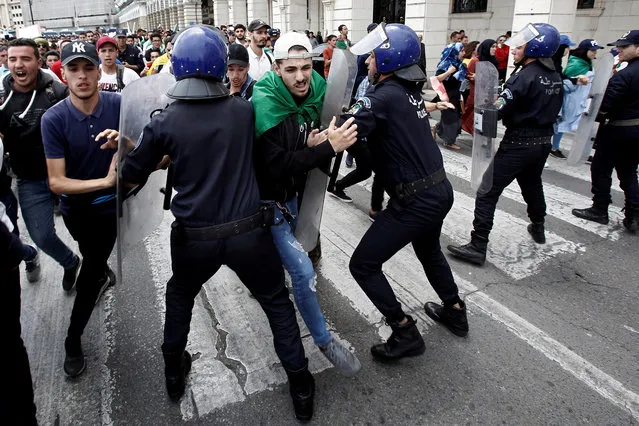 Students and police confront each other during an anti government protest in Algiers, Algeria on May 19, 2019. (Photo by Ramzi Boudina/Reuters)