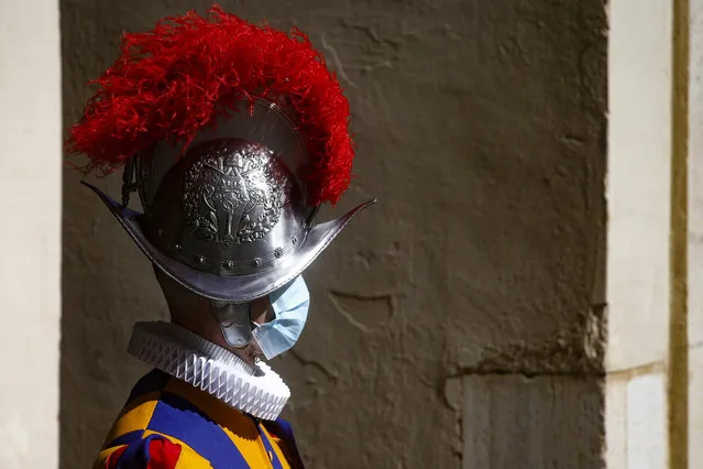 A Swiss Guard wear a face mask during the swearing-in ceremony at the San Damaso Courtyard in Vatican City, 06 May 2021. The swearing-in ceremony for new Swiss Guards usually takes place on and around 06 May. The ceremony commemorates the 147 Swiss Guards who died defending Pope Clement VII in 1527 during the Sack of Rome. (Photo by Fabio Frustaci/EPA/EFE)