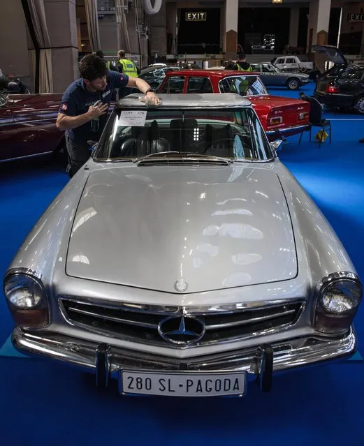 A worker polishes a 1968 Mercedes-Benz 280SL (estimate £40,000 - £50,000) at the Royal Horticultural Halls on April 11, 2017 in London, England. (Photo by Jack Taylor/Getty Images)