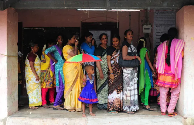 Indian voters queue at a polling station in Chennai on May 16, 2016, during voting in state assembly elections in the southern Indian state of Tamil Nadu. Voting in the southern Indian states of Tamil, Nadu, Kerala and Pondicherry for state assembly elections is taking place on May 16. (Photo by Arun Sankar/AFP Photo)