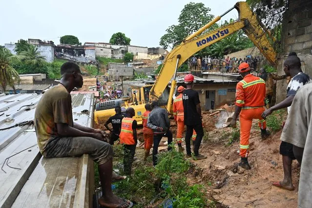 Rescuers use heavy machinery as they search for survivors after houses collapsed on June 16, 2022 in distrit of Attecoube following heavy rains in Abidjan. (Photo by Issouf Sanogo/AFP Photo)