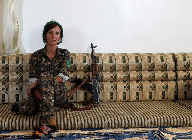 Sheen Ibrahim, a Kurdish fighter from the People’s Protection Units, who leads a 15-woman unit fighting against Islamic State in Raqqa, Syria on June 16, 2017. (Photo by Goran Tomasevic/Reuters)