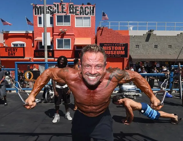 Bodybuilder Tim Park warms up as he waits to compete in the annual Muscle Beach Championship bodybuilding and bikini competition at Venice Beach, California on September 7, 2015. (Photo by Mark Ralston/AFP Photo)