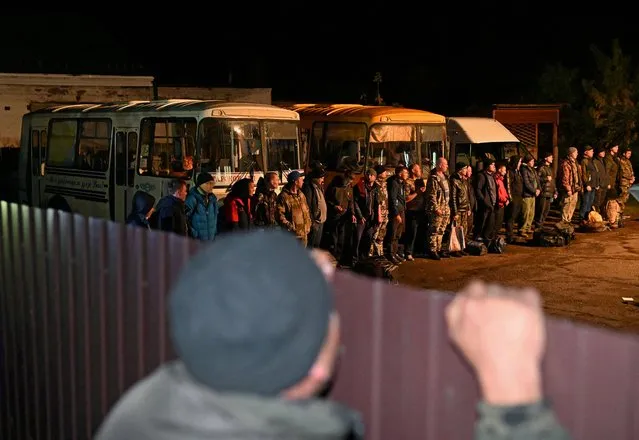 Reservists drafted during the partial mobilisation line up outside a recruitment office in the Siberian town of Tara in the Omsk region, Russia on September 26, 2022. (Photo by Alexey Malgavko/Reuters)