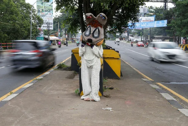 Karisa Selvi Aldewis, a 20-year-old who said that she lives under a highway bridge, busks in a rabbit costume amid the coronavirus disease (COVID-19) outbreak, in Jakarta, Indonesia on May 28, 2020. (Photo by Ajeng Dinar Ulfiana/Reuters)