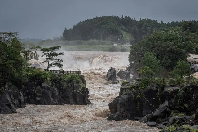 Raging waters flow along the Sendai River in the wake of Typhoon Nanmadol in Isa, Kagoshima prefecture on September 19, 2022. Typhoon Nanmadol made landfall in southwestern Japan late on September 18, as authorities urged millions of people to take shelter from the powerful storm's high winds and torrential rain. (Photo by Yuichi Yamazaki/AFP Photo)