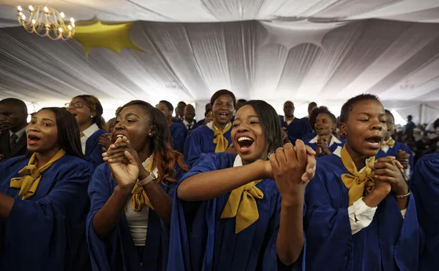 The choir sings as Zimbabwe's President Robert Mugabe presides over a student graduation ceremony at Zimbabwe Open University on the outskirts of Harare, Zimbabwe Friday, November 17, 2017. Mugabe is making his first public appearance since the military put him under house arrest earlier this week. (Photo by Ben Curtis/AP Photo)