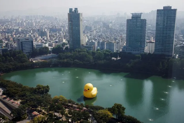 A giant inflatable Rubber Duck installation by Dutch artist Florentijn Hoffman floats on Seokchon Lake in Seoul, South Korea on September 30, 2022. (Photo by Heo Ran/Reuters)