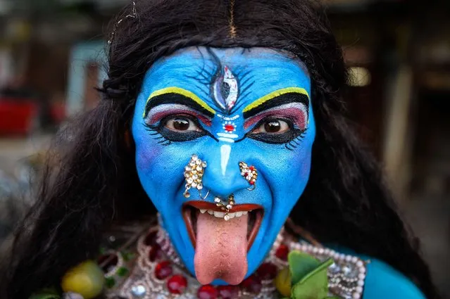  Indian artist, Ravi Kali (32), dressed as Hindu goddess Kali, participates in a religious procession for the Hindu festival, Ganesh Chaturthi in New Delhi on September 24, 2015. (Photo by Chandan Khanna/AFP Photo)