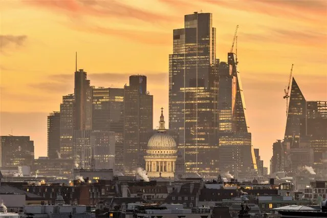 Early morning mist hangs around the city of London rooftops this morning on October 11, 2022. (Photo by Splash News and Pictures)