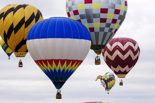Hot air balloons drift through the sky during the 2015 Albuquerque International Balloon Fiesta in Albuquerque, New Mexico, October 4, 2015. (Photo by Lucas Jackson/Reuters)