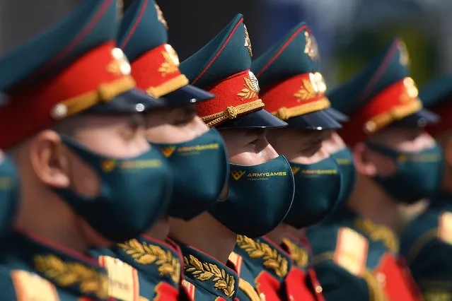 Russian honour guards wearing protective masks attend the opening ceremony of the 6th International Military Technical Forum “Army 2020” and Army Games in the military Patriot Park outside Moscow on August 23, 2020. (Photo by Kirill Kudryavtsev/AFP Photo)