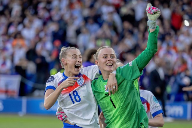 Goalkeeper Hannah Hampton (1 ENG) and Chloe Kelly (18 ENG) cheers at the end of the UEFA Womens EURO 2025 Final match between England and Spain at St. Jakob-Park in Basel, Switzerland on July 27, 2025. (Photo by Philipp Kresnik/SheKicks/SPP via Alamy Live News)