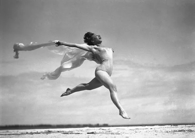 Sally Rand dances on a beach in St. Petersburg, Florida, February 17, 1936. (Photo by AP Photo)