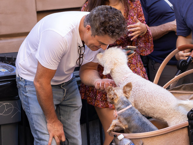 Acturs Natalie Portman and Mark Ruffalo on Location with “Good Sеx”, Lower East Side in New York City on August 12, 2025. (Photo by The Mega Agency)