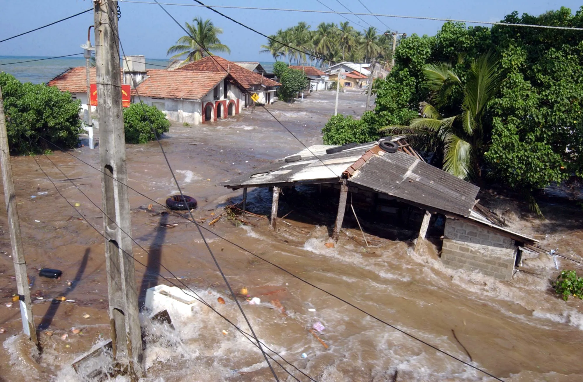 Землетрясение папуа. Шри Ланка наводнение 2004. ЦУНАМИ 2004 года Шри Ланка. ЦУНАМИ 2004 ЦУНАМИ на Шри-Ланке. 26 Декабря 2004 Шри-Ланка ЦУНАМИ.