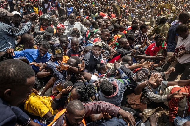 People jostle for space at the entrance to the Nyayo Stadium in Nairobi, Kenya, where the body of former Kenyan Prime Minister Raila Odinga was lying in state on Friday, October 17, 2025. Odinga died Wednesday at the age of 80. (Photo by Luis Tato/AFP Photo)