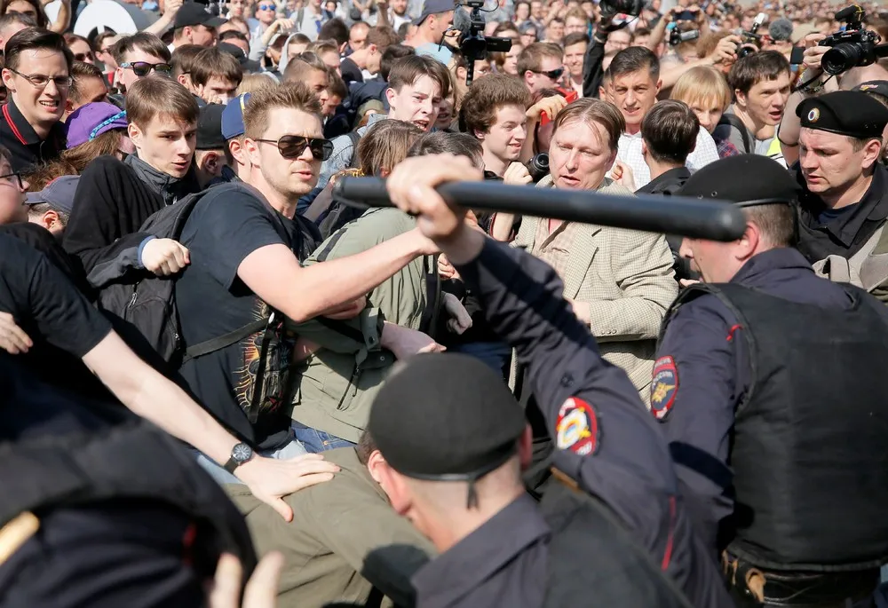 1600 Arrested in Russian Anti-Putin Protests
