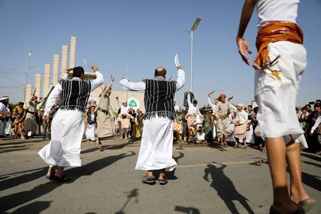 Tribesmen perform the Baraa dance during a mass wedding held by the Houthis, amid the spread of the coronavirus disease (COVID-19), in Sanaa, Yemen ob December 9, 2020. (Photo by Khaled Abdullah/Reuters)