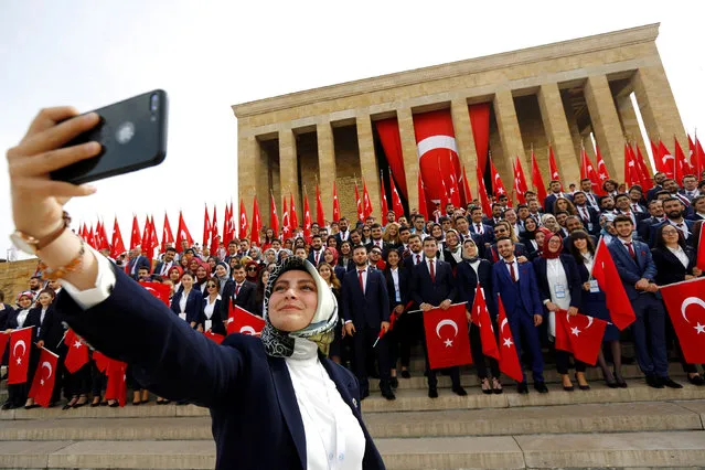 Students pose for a selfie at Anitkabir, the mausoleum of modern Turkey's founder Mustafa Kemal Ataturk, during a Youth and Sports Day celebration in Ankara, Turkey May 19, 2018. (Photo by Murad Sezer/Reuters)