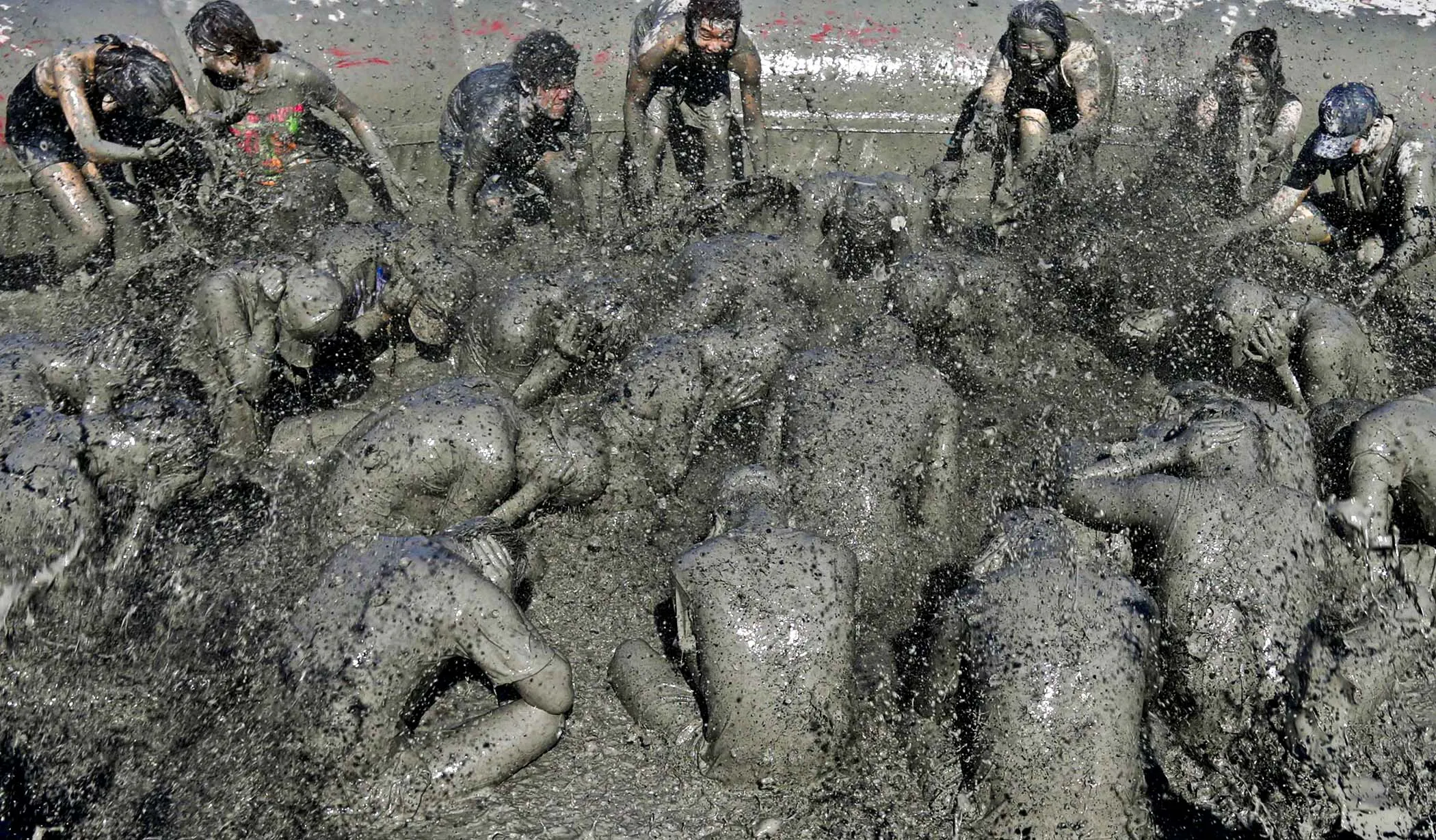 Толпа срущих. Фестиваль грязи в Южной Корее.