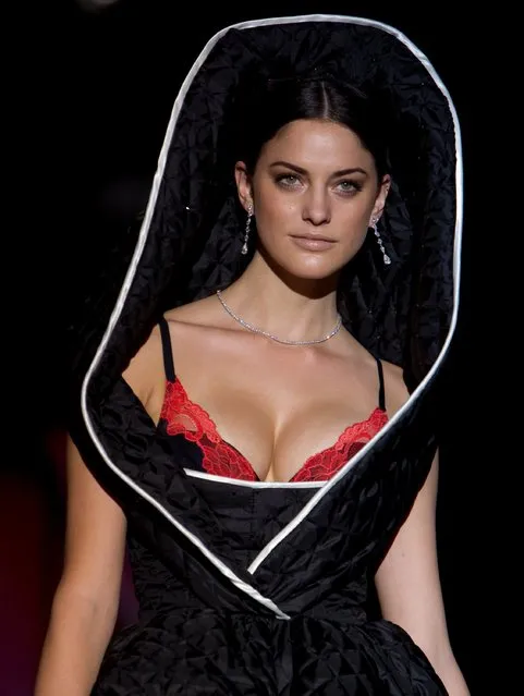 A model walks the runway at the Andres Sarda show during Madrid Fashion Week Fall/Winter 2015/16 at Ifema on February 7, 2015 in Madrid, Spain. (Photo by Eduardo Parra/Getty Images)