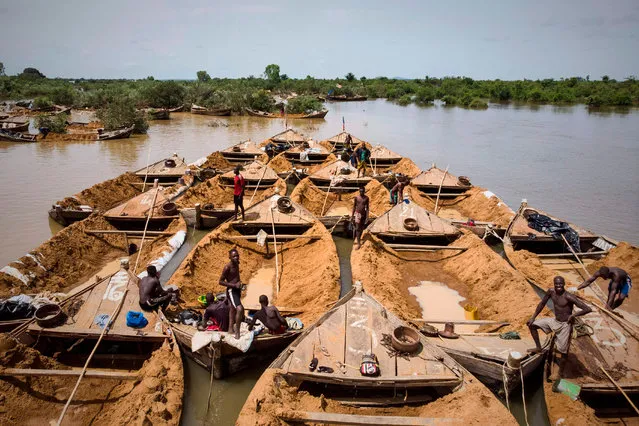 A convoy of boats used to carry sand extracted from the river bed sails along the Niger River between Kangaba, in Mali' s southwestern Koulikoro region, and Bamako on October 2, 2018. (Photo by Michele Cattani/AFP Photo)