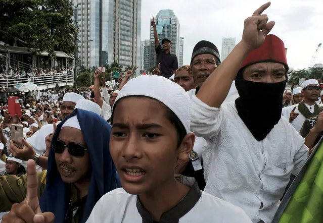Members of the Islamic Defenders Front (FPI) shout slogans during a protest in front of the Indonesian police headquarters in Jakarta, Indonesia, January 23, 2017. (Photo by Reuters/Beawiharta)