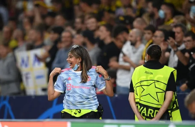 A Security guard reacts after receiving the shirt of Cristiano Ronaldo of Manchester United (not pictured) after the UEFA Champions League group F match between BSC Young Boys and Manchester United at Stadion Wankdorf on September 14, 2021 in Bern, Switzerland. (Photo by Matthias Hangst/Getty Images)