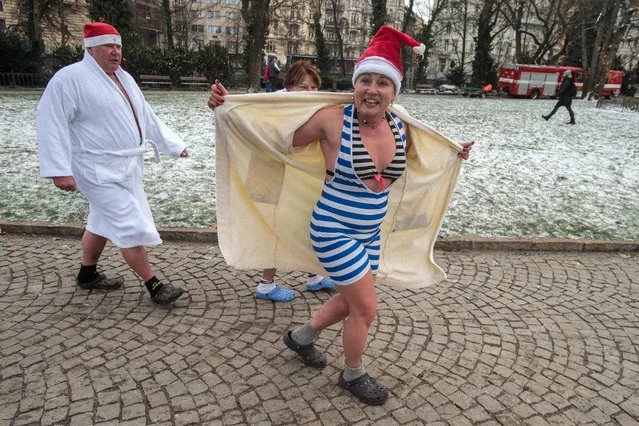 Swimmers react after their traditional Christmas swim in the Vltava river, on Boxing Day on December 26, 2021, in Prague. (Photo by Michal Cizek/AFP Photo)