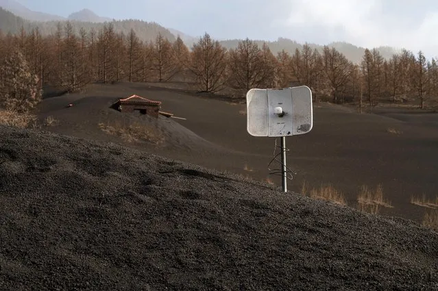 A television antenna of a residential house is seen isolated and covered by volcanic ashes and lava on January 31, 2022 in La Palma, Spain. Spain's Cumbre Vieja volcano began erupting on September 19, 2021 after weeks of seismic activity, resulting in millions of Euros worth of damage to properties and businesses, as the lava flowed down the mountains towards the sea. The volcano remained active for nearly three months. (Photo by Marcos del Mazo/Getty Images)
