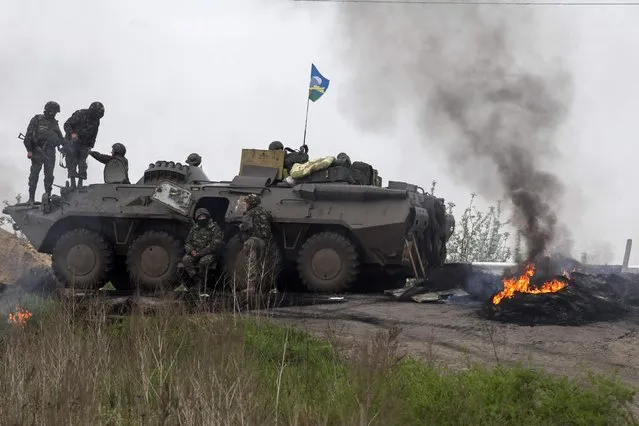 Ukrainian troops guard a checkpoint near the town of Slaviansk in eastern Ukraine May 2, 2014. (Photo by Baz Ratner/Reuters)