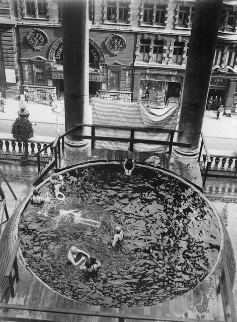 Swimming pool on the roof of Piccadilly London hotel, 4th August 1932. (Photo by Austrian Archives/Imagno/Getty Images)