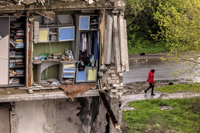 An apartment building destroyed by Russian shelling is seen in the outskirts of Izium, in Kharkiv region, Ukraine on April 21, 2023. (Photo by Carlos Barria/Reuters)