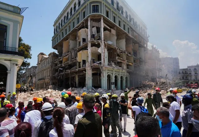 Firefighters and rescue workers work on the site after an explosion hit the Hotel Saratoga, in Havana, Cuba on May 6, 2022. (Photo by Alexandre Meneghini/Reuters)