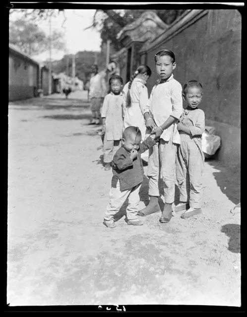 Sui An Po children, one picking nose. China, Beijing, 1917-1919. (Photo by Sidney David Gamble)