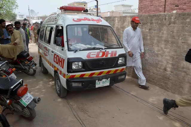 An ambulance carries the body of social media celebrity Qandeel Baloch who was strangled in what appeared to be an “honour killing”, in Multan, Pakistan July 16, 2016. (Photo by Reuters/Online News)