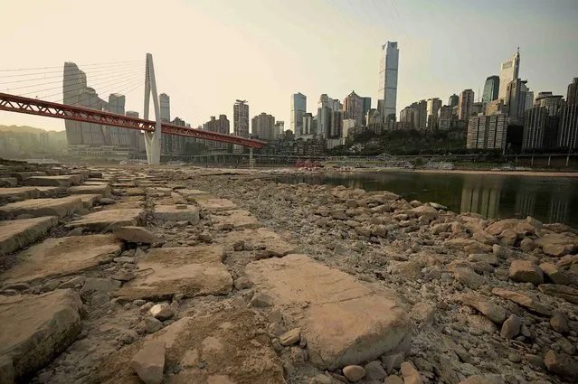 A general view shows the dried-up riverbed of the Jialing river, a tributary of the Yangtze River in China's southwestern city of Chongqing on August 25, 2022. (Photo by Noel Celis/AFP Photo)