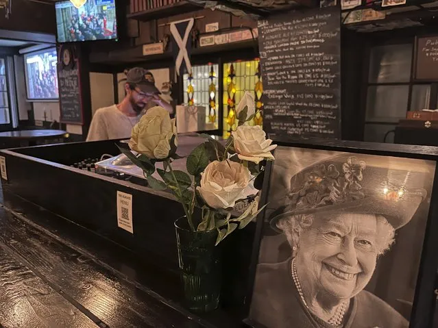 The Aldgate British pub in Tokyo’s fashionable Shibuya district Monday, September 19, 2022, where Queen Elizabeth’s funeral was streaming live on several screens, where soccer games are usually shown. (Photo by Yuri Kageyama/AP Photo)
