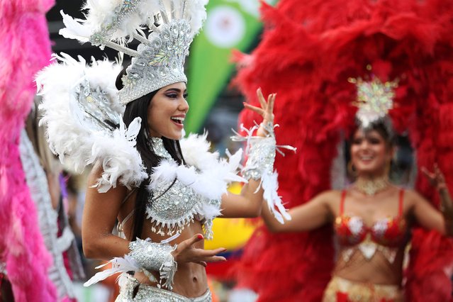 Revellers perform during the “Salsodromo”, the kick-off of the music and cultural festival Feria de Cali (Cali Fair) in Cali, Colombia, on December 25, 2021. The “Salsodromo”, an event in which more than 2,500 revellers and salsa music dancers perform along a kilometre-long stripe, marks the start of the Feria de Cali festival every year. (Photo by Paola Mafla/AFP Photo)