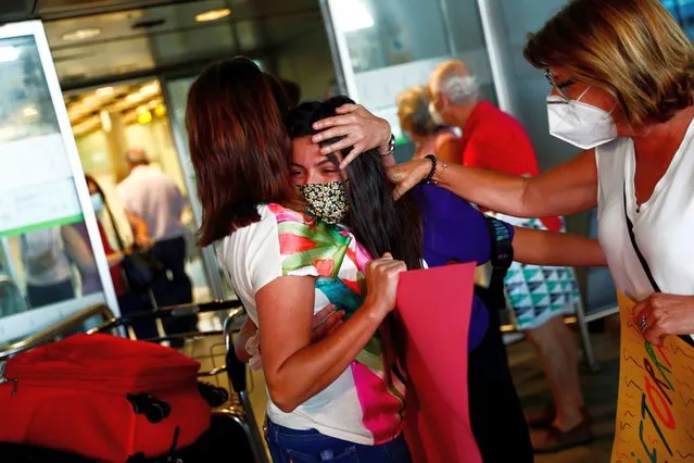 Natalia Estrada, 17, reacts as she is welcomed by her mother Olga and aunt Dori upon arriving from the United States at the Adolfo Suarez Barajas airport, as Spain reopens its borders to visitors from most European countries after the coronavirus lockdown, in Madrid, Spain, June 22, 2020. (Photo by Susana Vera/Reuters)