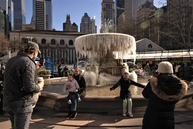 People take pictures next to the frozen Josephine Shaw Lowell Memorial Fountain in Bryant Park on February 4, 2023 in New York, where temperatures were expected to reach a high of 27F (–3C). The northeastern US and Canada are experiencing an Arctic blast that could see some areas record their lowest ever wind chill temperatures. The US National Weather Service (NWS) warned that parts of Maine might see wind chills of minus 60 degrees Fahrenheit (minus 51 degrees Celsius). “This is an epic, generational arctic outbreak”, the NWS office in Caribou, near Maine's border with Canada, wrote in an advisory. (Photo by Yuki Iwamura/AFP Photo)